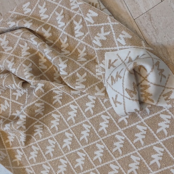 NWOT MICHAEL Michael Kors Signature Logo Stylish Beanie/Scarf Matching Set - Picture 4 of 6